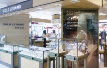 The safety of the jewelry counter