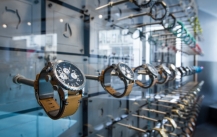 凡路展柜设计手表展示柜的理念。
