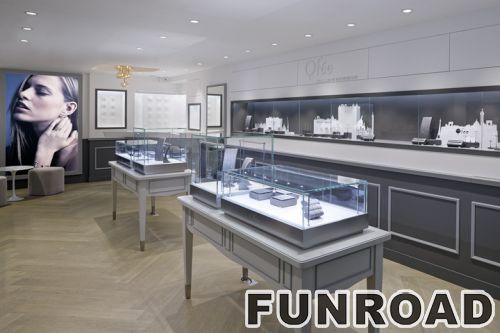 品牌珠宝连锁店的设计有展示柜台，接待台，桌子和休息区域的椅子