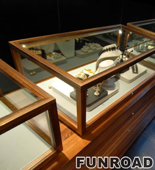 实木陈列柜，顶部玻璃立方体，独特珠宝商店装饰展柜。