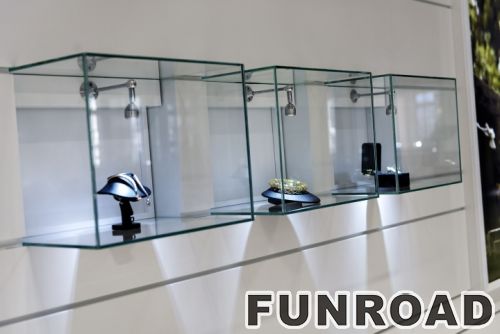白色MDF收银台、壁挂式玻璃立方体和用于珠宝商店设计的叠层木展柜