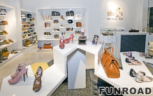 白色绘制的MDF展示柜鞋店室内设计
