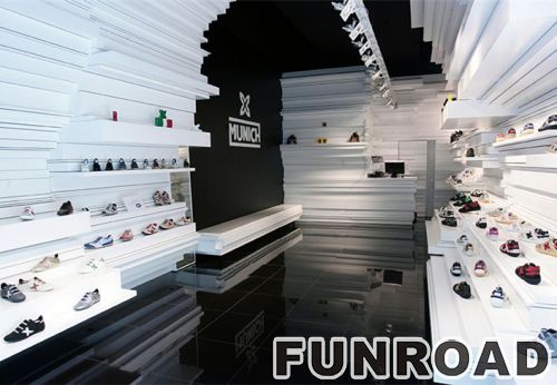 鞋店采用独特设计，配有带灯的壁挂式柜台