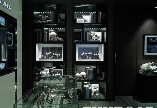 豪华手表店的室内设计效果图，手表展柜