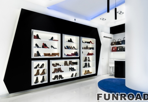 白色绘制的木质鞋子展示架与LED灯制作的品牌鞋子展示架