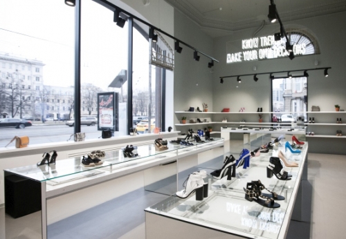 鞋子零售店木制展示柜台设计与玻璃展示架