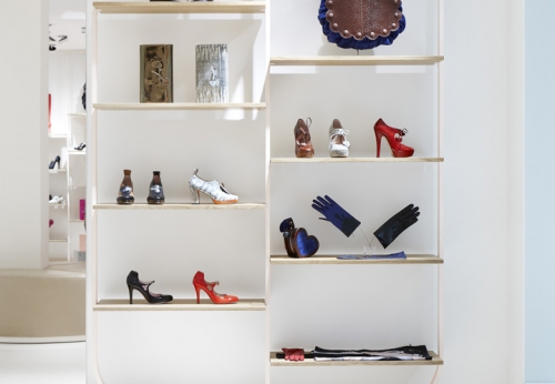 壁挂式木制展示架货架鞋子店室内设计