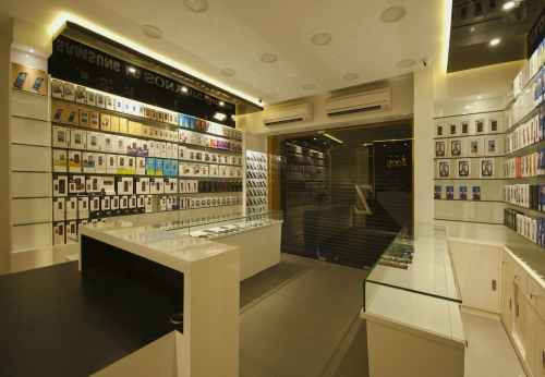 小温馨装饰手机店室内设计与玻璃配件展示货架和柜台