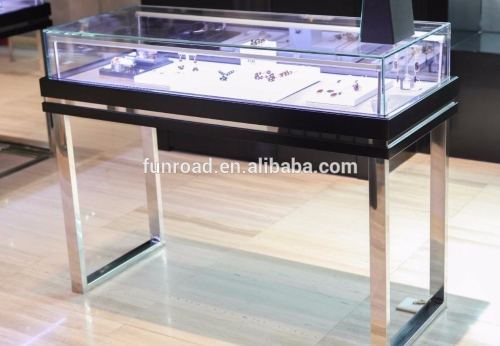 富路高端钢和玻璃珠宝展柜橱窗展示设计效果图
