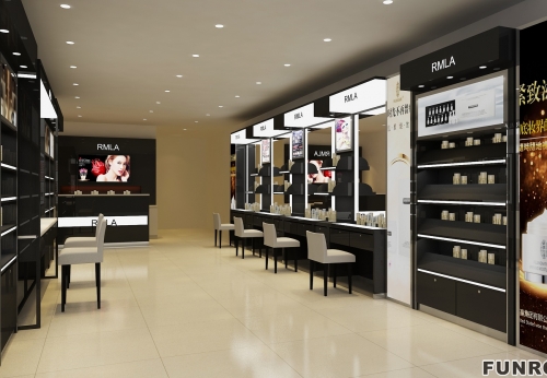 化妆品展柜零售商店为顾客服务，为顾客提供服务